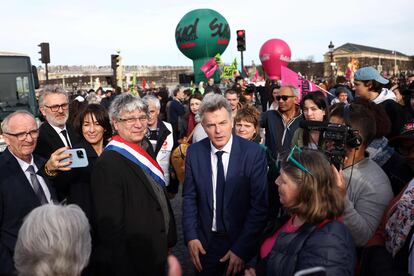 El secretario nacional del Partido Comunista Francés (PCF), Fabien Roussel (en el centro), y el diputado de la Francia Insumisa Éric Coquerel (tercero por la izquierda) participan en una manifestación en la plaza de la Concordia después que el Gobierno impulsara la reforma de las pensiones.