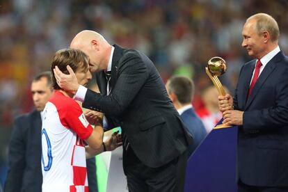 El presidente de la FIFA, Gianni Infantino abraza a Luka Modric en presencia del presidente de Rusia, Vladimir Putin, tras ganar el Balón de Oro del Mundial de Rusia 2018.