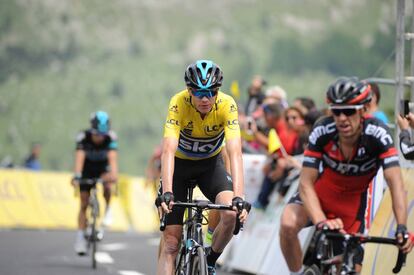 Froome, de amarillo, cruza la meta tras Porte.