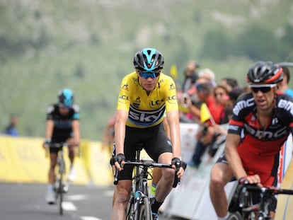 Froome, de amarillo, cruza la meta tras Porte.