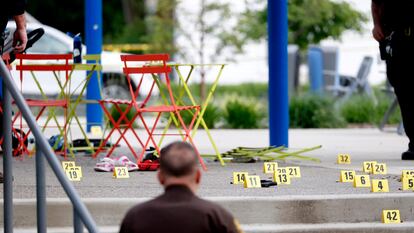 Elementos de seguridad indican la posición de los casquillos gastados tras un tiroteo masivo en Rochester Hills, Michigan (Estados Unidos), este 15 de junio.