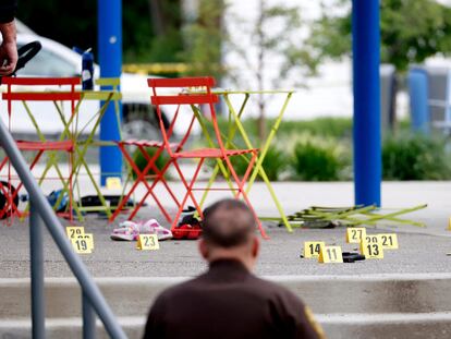 Elementos de seguridad indican la posición de los casquillos gastados tras un tiroteo masivo en Rochester Hills, Michigan (Estados Unidos), este 15 de junio.