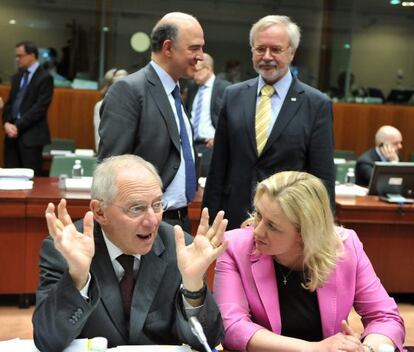 El ministro alemán Wolfgang Schäuble, ayer junto a su homóloga finlandesa, Jutta Urpilainen