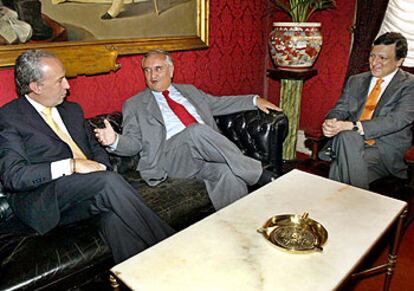 Santana Lopes (izquierda), Raffarin (centro) y Durão Barroso, reunidos ayer en Lisboa.
/ EFE