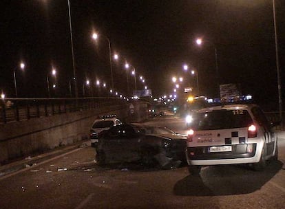 Estado en que quedó el vehículo en el que viajaba el policía muerto.