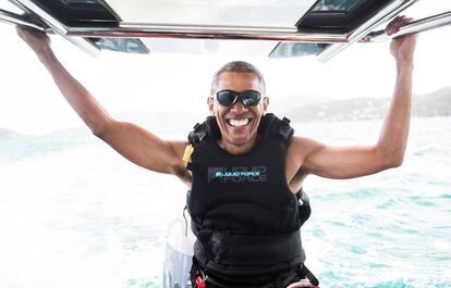 El expresidente de Estados Unidos Barack Obama, a bordo de la embarcación del magnate Richard Branson.