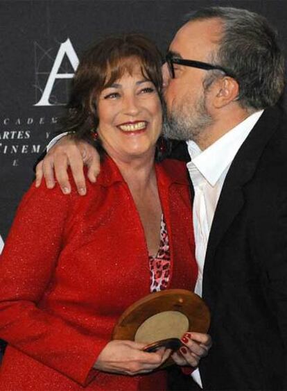 La actriz Carmen Maura recibe un beso del presidente de la Academia de Cine, Alex de la Iglesia, el recoger la Medalla de Oro de la institución