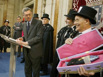 El alcalde, Alberto Ruiz-Gallardón, durante su discurso en el entierro de la sardina.