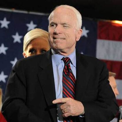 El aspirante republicano John McCain y su esposa, Cindy (detrás), en un acto  en Birmingham, Alabama.