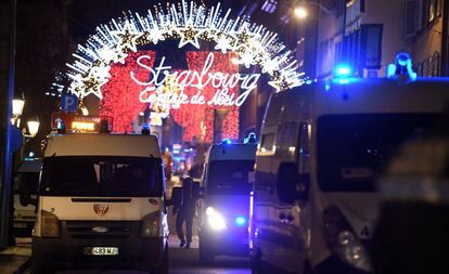Veículos da polícia próximo ao mercado de Natal de Estrasburgo.