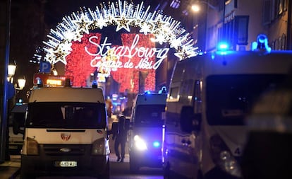 Veículos da polícia próximo ao mercado de Natal de Estrasburgo.