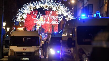 Veículos da polícia próximo ao mercado de Natal de Estrasburgo.