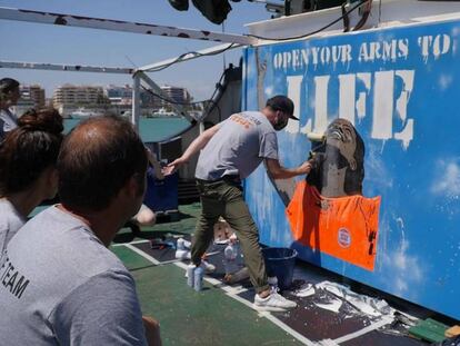 L'artista TVBoy pintant un mural al vaixell d'Open Arms. 