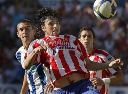 Míchel intenta controlar el balón.