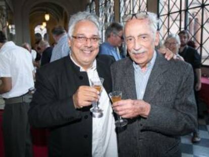 Agust&iacute;n P&aacute;niker (izquierda) y su padre Salvador, en el 50 aniversario de Kair&oacute;s, en 2015.  