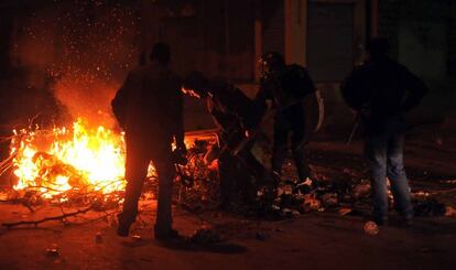 La Policía confrontando a los manifestantes en el suburbio de Ettadamon, sa las afueras de la capital de Túnez.