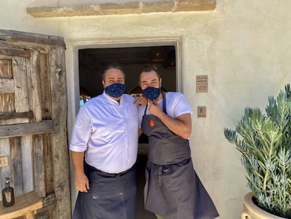 Ricardo Acquista y Rafa Zafra a la puerta de Casa Jondal. J.C. CAPEL