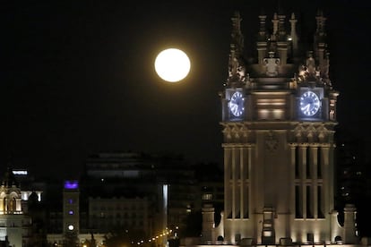 A Superlua vista da esplanada do Círculo de Belas Artes em Madri. Em primeiro plano, o Palácio de Correios.