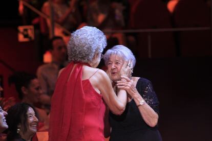 La actriz Asunción Balaguer, galardonada con el Premio a la mejor actriz protagonista de Teatro por su trabajo en El pisito, con dirección de Pedro Olea, recibe un caluroso gesto de su compañera Pilar Bardem.