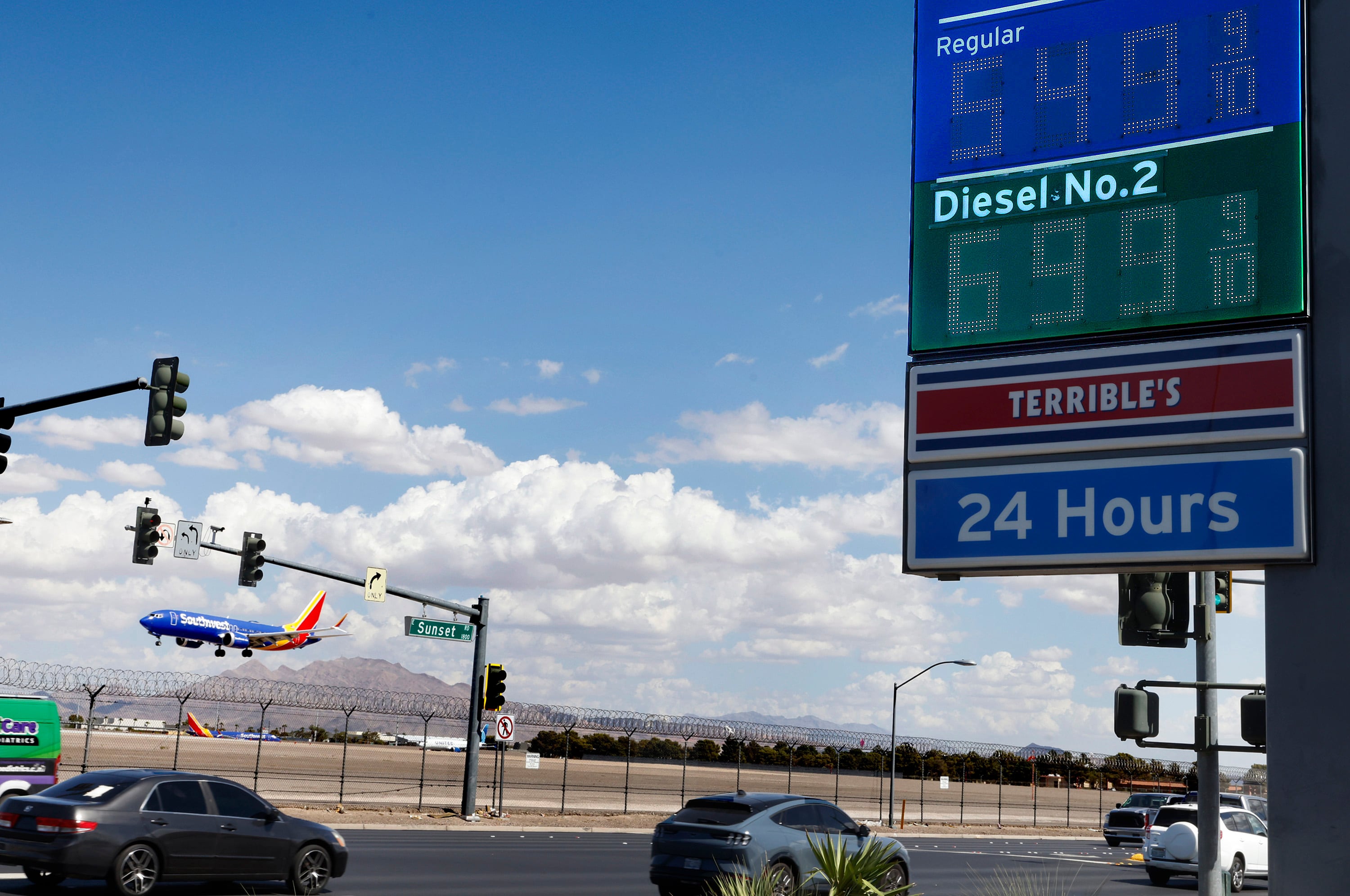 El precio del diésel en EE UU marca un nuevo máximo de 6,52 dólares ante la escasez de combustible refinado