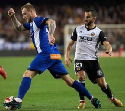 John Guidetti conduce la pelota en el partido de Copa contra el Valencia.