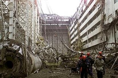 Labores de rescate en el hangar del cosmódromo de Baikonur tras desplomarse el techo del centro.