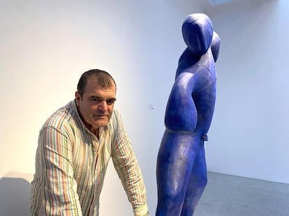 Francisco Leiro, junto a su escultura 'Manguitos', expuesta en la galería  Marlborough de Madrid.