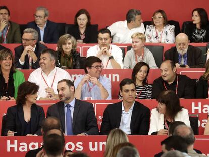 Pedro Sánchez, en el centro, este lunes en el comité federal.