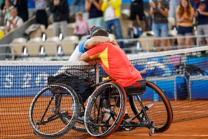 Gustavo Fernández (Argentina) se abraza con Martín de la Puente (España) tras su partido de tenis por el tercer y cuarto puesto durante los Juegos Paralímpicos de París 2024.