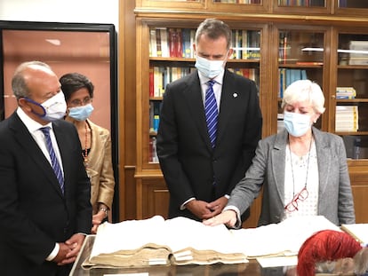 Felipe VI y el ministro de Justicia, Juan Carlos Campo, este jueves en la sede del Tribunal de Cuentas en Madrid.