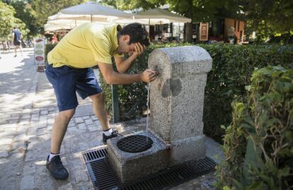 Homem se refresca em uma fonte do Parque do Retiro de Madrid