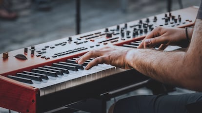 Complementa tu teclado con una funda protectora y consigue un mantenimiento óptimo. GETTY IMAGES.