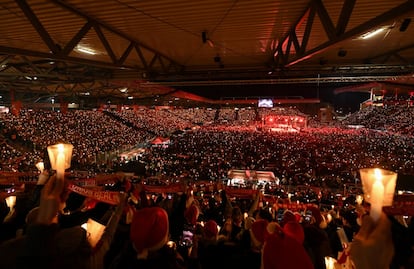 Hinchas del Union Berlin cantan villancicos en el Stadion an der Alten Försterei.