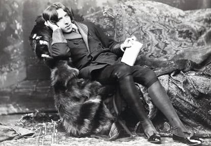 El escritor irlandés Oscar Wilde, el ejemplo perfecto de dandi, en un retrato del fotógrafo Napoleon Sarony. A juzgar por su actitud, en el mejor momento de su carrera, cuando creía que el sentido de la vida era la belleza y no el dolor.