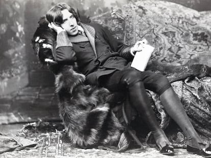 El escritor irlandés Oscar Wilde, el ejemplo perfecto de dandi, en un retrato del fotógrafo Napoleon Sarony. A juzgar por su actitud, en el mejor momento de su carrera, cuando creía que el sentido de la vida era la belleza y no el dolor.
