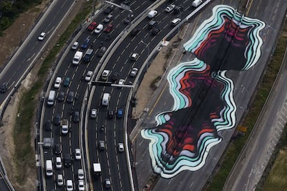 Vista aérea de una creación artística junto a una carretera en París (Francia).