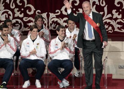 Vicente del Bosque tras recibir el galardón de manos de la presidenta regional.