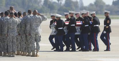 Recibimiento en una base de California al féretro del soldado Christopher Singer, muerto en Helmand.