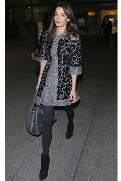 Pudimos ver a Amal Alamuddin Clooney saliendo del aeropuerto de Londres con este estilismo que firma Dolce & Gabbana. Se trata de un vestido tipo abrigo con detalles en terciopelo con el que la recién estrenada esposa de George Clooney se vuelve a ganar el aplauso de la prensa especializada.