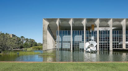 "La arquitectura ha sido mi manera de expresar mis ideas: un mundo fácil, optimista, simple, igualitario para todos", dice Niemeyer. "He trabajado sin prejuicios. Los prejuicios arruinan la vida". En la imagen, el Palacio de Itamaraty, que acoge el ministerio de Asuntos Exteriores.