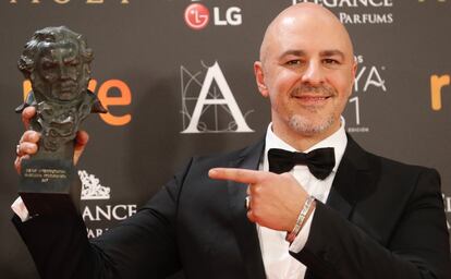 El actor Roberto Álamo tras recibir el Goya al mejor actor protagonista por su trabajo en 'Que Dios nos perdone'.