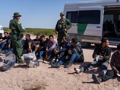 Un grupo de inmigrantes, interceptado en Santa Teresa, Nuevo México, esta semana.