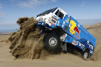  Andrey Karginov y sus copilotos Andrey Mokeev e Igor Devyatkin, todos de Rusia, montan su camión Kamaz durante la décima etapa del Rally Dakar. 