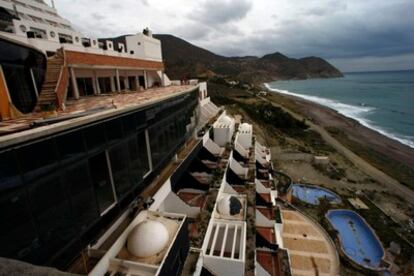 Vista del hotel construido en la playa de El Algarrobico (Almería).