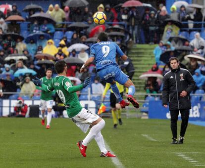 Ángel salta ante Ezequiel Matías.