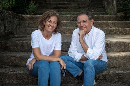 Cristina Mariño junto a su padre, el diseñador Roberto Verino, en una imagen de archivo.