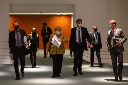 La canciller alemana, Angela Merkel, junto a su portavoz y los jefes de Gobierno de Berlín y Baviera, tras la reunión mantenida desde la cancillería con los líderes regionales para acordar las medidas restrictivas en las próximas semanas.