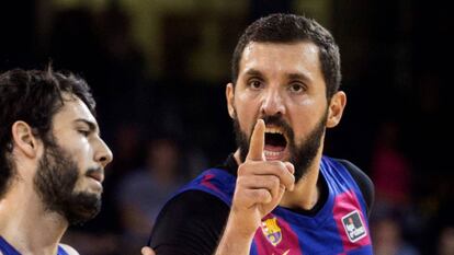 Mirotic y Abrines en un partido del Barça.