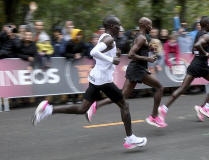 Para lograr el récord, Kipchoge ha contado con 41 liebres, corredores que en las pruebas de media y larga distancia se ponen en cabeza para imponer un ritmo determinado al resto de los participantes. En la imagen, Kipchoge, durante la carrera.