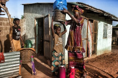  
<p>Cada mañana, con la ayuda de sus hijas, Fatou lleva el desayuno hasta donde están los trabajadores. Ahora esta pensando en pedir un tercer microcrédito para ampliar el restaurante, poner electricidad, comprar una nevera y, si sobra dinero adquirir una máquina de coser para su hermano.</p>